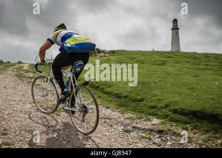 Vintage cyclists riding le gravier à Ulverston phare au cours de la L'ancienne vintage vélo événement basé sur Cumbria Banque D'Images