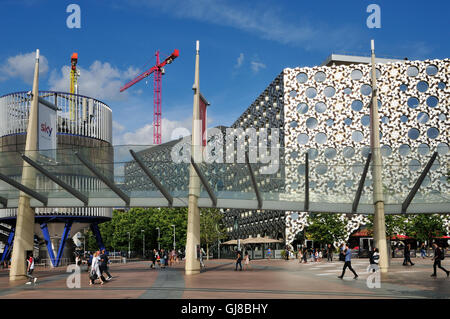 Bâtiments Walkway et Ravensbourne University sur Peninsula Square, à l'extérieur de l'O2 Arena, Greenwich, sud-est de Londres, Royaume-Uni Banque D'Images