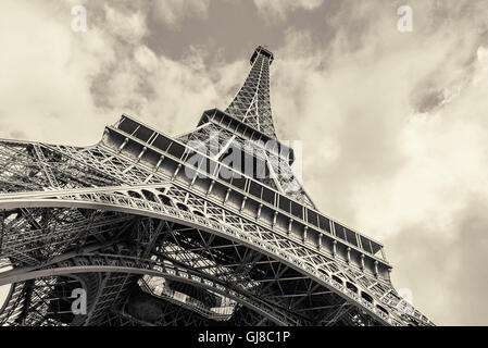 Tour Eiffel à Paris contre un ciel bleu Banque D'Images