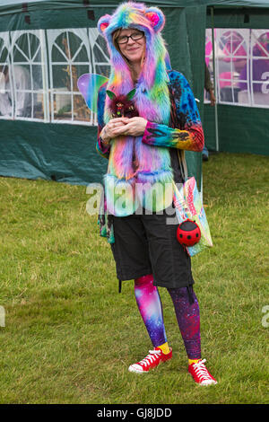 Burley, Hampshire, Royaume-Uni. 13e Août 2016. Femme vêtue de vêtements colorés à la nouvelle forêt conte Festival, Burley, Hampshire, Royaume-Uni en août Crédit : Carolyn Jenkins/Alamy Live News Banque D'Images