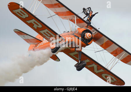 Breitling Wingwalkers acrobate, fille sur l'aile Banque D'Images