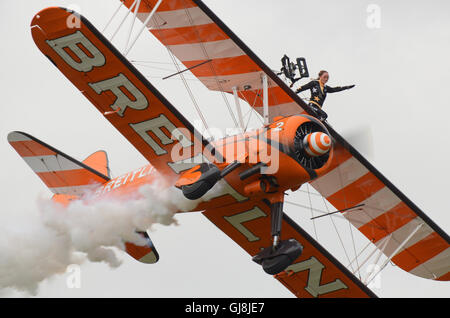 Breitling Wingwalkers acrobate, fille sur l'aile Banque D'Images