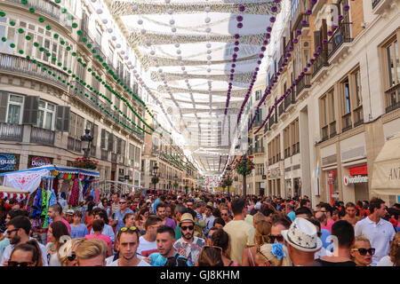 Malaga, Andalousie, espagne. 13e Août 2016. Foule à la Calle Larios, rue principale, la célébration annuelle de démarrage Féria de Malaga, au sud de l'Espagne l'été commence le plus grand juste. La feria de célébrations. Credit : Perry Van Munster/Alamy Live News Banque D'Images