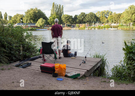 WELWYN GARDEN CITY, Royaume-Uni. 13e Août 2016. Deux hommes la pêche sur la banque du Stanbrough Lake par un beau jour d'été. Crédit : Robert Norris/ Alamy Live News Banque D'Images