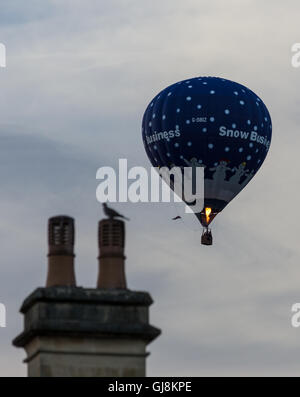 Bristol, Royaume-Uni. 13e Août 2016. L'ascension de la Bristol Balloon Fiesta Festival arrive enfin en cours après des retards en raison des vents violents depuis le jeudi. Un magnifique coucher de soleil a agi comme une toile de fond à plusieurs ballons qui a pris au ciel après les organisateurs du festival ont donné le feu vert pour décoller. Les ballons dérivaient sur la ville de Bristol vers les hameaux de Bitton et Keynsham avant de toucher par champs aléatoires et de parc de nombreux kilomètres de l'Ashton Court site du festival. Credit : Wayne Farrell/Alamy Live News Banque D'Images