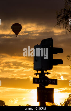 Bristol, Royaume-Uni. 13e Août 2016. L'ascension de la Bristol Balloon Fiesta Festival arrive enfin en cours après des retards en raison des vents violents depuis le jeudi. Un magnifique coucher de soleil a agi comme une toile de fond à plusieurs ballons qui a pris au ciel après les organisateurs du festival ont donné le feu vert pour décoller. Les ballons dérivaient sur la ville de Bristol vers les hameaux de Bitton et Keynsham avant de toucher par champs aléatoires et de parc de nombreux kilomètres de l'Ashton Court site du festival. Credit : Wayne Farrell/Alamy Live News Banque D'Images