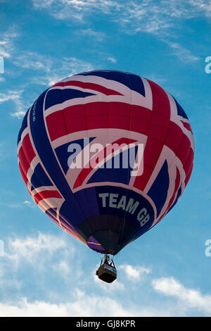 Bristol, Royaume-Uni. 13e Août 2016. L'ascension de la Bristol Balloon Fiesta Festival arrive enfin en cours après des retards en raison des vents violents depuis le jeudi. Un magnifique coucher de soleil a agi comme une toile de fond à plusieurs ballons qui a pris au ciel après les organisateurs du festival ont donné le feu vert pour décoller. Les ballons dérivaient sur la ville de Bristol vers les hameaux de Bitton et Keynsham avant de toucher par champs aléatoires et de parc de nombreux kilomètres de l'Ashton Court site du festival. Credit : Wayne Farrell/Alamy Live News Banque D'Images