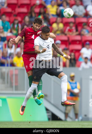 Le Brésil. 13e Août 2016. BRASILIA, Brésil - 13 août : Davie Selke-de Alemnha se bat pour la balle avec ''"Tobias de Figueiredo du Portugal dans le cadre des Jeux Olympiques de Rio 2016 à Mane Garrincha Stadium le 13 août 2016 à Brasilia, Brésil. (Photo par Bruno Spada Tripé Zuma Press (crédit Image : © TripeFoto via ZUMA Press) Banque D'Images