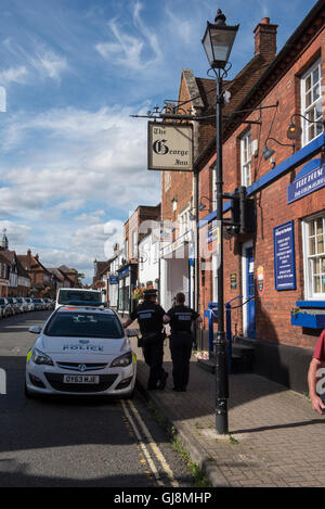 Burnham, Buckinghamshire, Royaume-Uni. 13e Août 2016. Maintenir la police une scène watch the George Inn dans la région de Burnham, Buckinghamshire. Les agents de police ont été appelés à la George Inn public house dans High Street à un rapport d'un homme ayant été agressés. Il a été traité à la scène mais est décédé plus tard à l'hôpital. La victime est doyen Haverley, âgé de 48 ans, de Burnham. Crédit : Peter Manning/Alamy Live News Banque D'Images