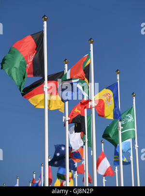 Rio de Janeiro, Brésil. 13e Août 2016. Les drapeaux nationaux de (L-R) Afghanistan, Afrique du Sud et l'Allemagne sont dans le vent sur le parc olympique au cours de la Barra Rio Jeux Olympiques de 2016 à Rio de Janeiro, Brésil, 13 août 2016. Photo : Felix Kaestle/dpa/Alamy Live News Banque D'Images