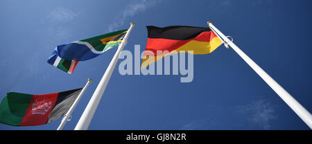 Rio de Janeiro, Brésil. 13e Août 2016. Les drapeaux nationaux de (L-R) Afghanistan, Afrique du Sud et l'Allemagne sont dans le vent sur le parc olympique au cours de la Barra Rio Jeux Olympiques de 2016 à Rio de Janeiro, Brésil, 13 août 2016. Photo : Felix Kaestle/dpa/Alamy Live News Banque D'Images