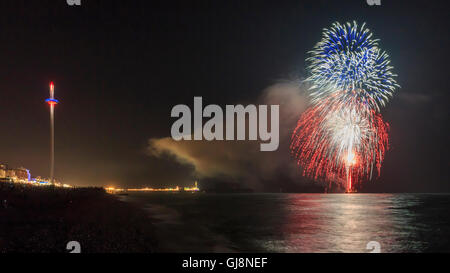 Brighton, East Sussex, UK. 13e Août 2016. Le feu d'artifice et spectacle son et lumière pour célébrer l'ouverture de la British Airways j360, un câble vertical location pont d'observation ; ils ont été initialement prévue pour le jeudi 4 août, mais ont été reportées en raison des vents violents. L'firworks ont été tirés depuis une péniche amarrée au large de la côte. Credit : Clive Jones/Alamy Live News Banque D'Images