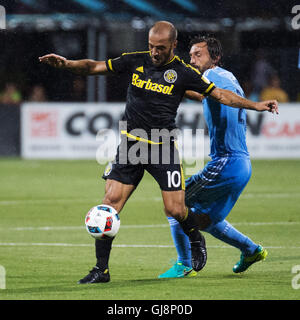 Columbus, États-Unis d'Amérique 13 Aug, 2016. 13 août 2016:Columbus Crew SC avant Federico Higuain (10) bat New York City FC Le milieu de terrain Andrea Pirlo (21) sur l'un sur l'un au premier semestre. Columbus, OH, USA. (Brent Clark/Alamy Live News) Banque D'Images