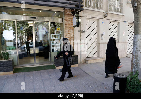 Téhéran, Iran. 13e Août 2016. Un Apple store qui vend des iPhones et équipement Apple sans une licence auprès d'Apple ou les autorités locales à Téhéran, Iran, 13 août 2016. Le gouvernement iranien prévoit de fermer le marché illégal et l'importation de la cuisine via des entreprises sélectionnées. Néanmoins, US-marchandises américaines ne sont toujours pas autorisés à être importés en Iran en raison des sanctions. PHOTO : FARSHID M. BINA/dpa/Alamy Live News Banque D'Images