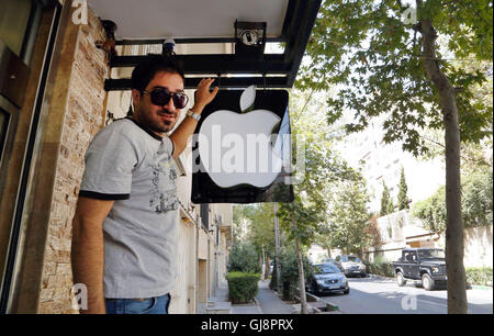 Téhéran, Iran. 13e Août 2016. Le propriétaire d'un Apple Store où il vend des iPhones et équipement Apple sans une licence auprès d'Apple ou les autorités locales à Téhéran, Iran, 13 août 2016. Le gouvernement iranien prévoit de fermer le marché illégal et l'importation de la cuisine via des entreprises sélectionnées. Néanmoins, US-marchandises américaines ne sont toujours pas autorisés à être importés en Iran en raison des sanctions. PHOTO : FARSHID M. BINA/dpa/Alamy Live News Banque D'Images