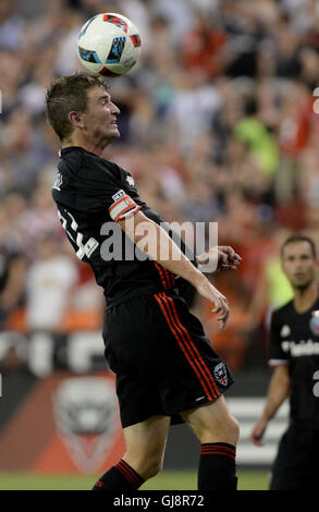 Washington, DC, USA. 13e Août 2016. 20160813 - D.C. United defender BOBBY BOSWELL (32) à la tête de la balle contre les Timbers de Portland dans la deuxième moitié du Stade RFK à Washington. Credit : Chuck Myers/ZUMA/Alamy Fil Live News Banque D'Images