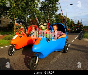 La Haye, Pays-Bas. 13e Août 2016. Les flotteurs sont vus pendant le corso fleuri Noordwijk, Pays-Bas, le 13 août 2016. La Parade des fleurs annuelles depuis 1946 a eu lieu à Rijnsburg, Katwijk et Noordwijk du Nehterlands le samedi. Credit : Gong Bing/Xinhua/Alamy Live News Banque D'Images