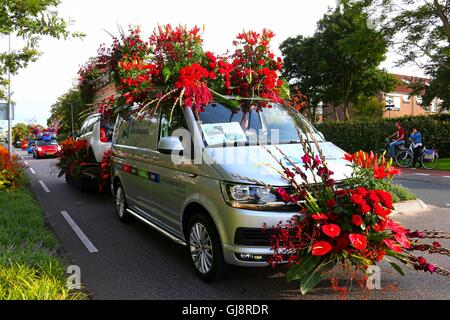 La Haye, Pays-Bas. 13e Août 2016. Un flotteur est visible pendant le corso fleuri Noordwijk, Pays-Bas, le 13 août 2016. La Parade des fleurs annuelles depuis 1946 a eu lieu à Rijnsburg, Katwijk et Noordwijk du Nehterlands le samedi. Credit : Gong Bing/Xinhua/Alamy Live News Banque D'Images