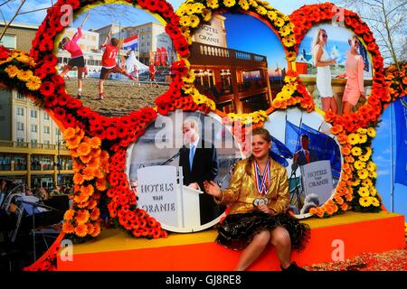 La Haye, Pays-Bas. 13e Août 2016. Une femme accueille le public sur un flotteur pendant le corso fleuri Noordwijk, Pays-Bas, le 13 août 2016. La Parade des fleurs annuelles depuis 1946 a eu lieu à Rijnsburg, Katwijk et Noordwijk des Pays-Bas le samedi. Credit : Gong Bing/Xinhua/Alamy Live News Banque D'Images