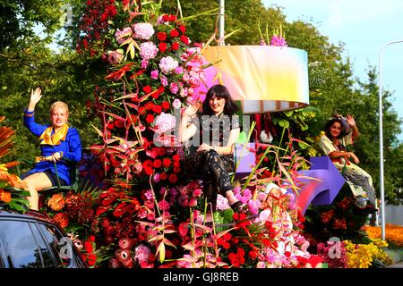La Haye, Pays-Bas. 13e Août 2016. Trois femmes accueillent le public sur un flotteur pendant le corso fleuri Noordwijk, Pays-Bas, le 13 août 2016. La Parade des fleurs annuelles depuis 1946 a eu lieu à Rijnsburg, Katwijk et Noordwijk des Pays-Bas le samedi. Credit : Gong Bing/Xinhua/Alamy Live News Banque D'Images