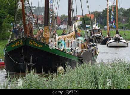 Berlin, Allemagne. 13e Août 2016. Les navires traditionnels de retour en pluie continue dans le musée dans le port de Bremerhaven, Allemagne, 13 août 2016. Le défilé des marins, des bateaux et des bateaux à fond plat est une partie de l'été festival 'Watt Sail 2016'. Environ 70 navires historiques prendront part à cet événement sur la côte nord. Photo : Ingo Wagner/dpa/Alamy Live News Banque D'Images