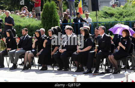 Bucarest, Roumanie. 13e Août 2016. Les membres des familles royales prennent part à la cérémonie d'inhumation pour la fin de la Reine Ana de Roumanie, qui est mort 01 08 2016 à Morges (Suisse), à Curtea de Arges à Bucarest, Roumanie, 13 août 2016. Photo : Albert Nieboer/ - AUCUN FIL - SERVICE/dpa/Alamy Live News Banque D'Images