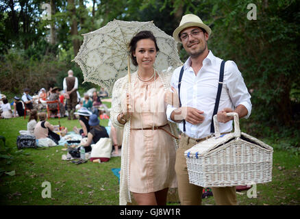 Berlin, Allemagne. 13e Août 2016. Nina et Tobias s'asseoir dans le Tiergarten à Berlin, Allemagne, 13 août 2016. Ils participent à la 'Bohème Sauvage - Société pour les divertissements sophistiqués,' un pique-nique dans le style des années 20. Photo : Britta Pedersen/dpa/Alamy Live News Banque D'Images