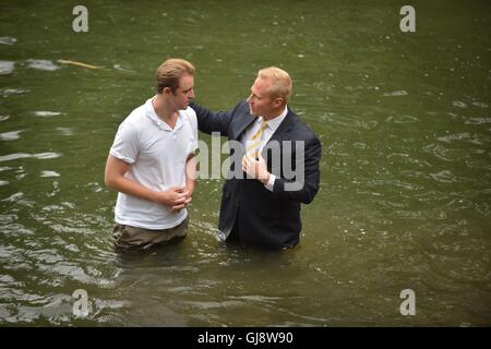 Wolvercote, Oxfordshire, UK. 14Th Aug 2016. Le pasteur Derrick Morlan, de l'Oxford Chapelle baptiste, baptise 3 membres de sa congrégation dans la Tamise, dimanche après-midi. De gauche à droite, George Brookes et Pasteur Derrick Morlan. © Sidney Bruere/Alamy Live News Crédit : Sidney Bruere/Alamy Live News Banque D'Images