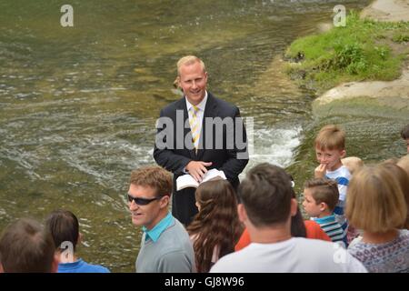 Wolvercote, Oxfordshire, UK. 14Th Aug 2016. Le pasteur Derrick Morlan, de l'Oxford Chapelle baptiste, baptise 3 membres de sa congrégation dans la Tamise, dimanche après-midi. Credit : Sidney Bruere/Alamy Live News Banque D'Images