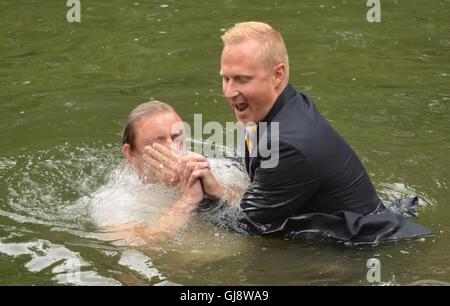 Wolvercote, Oxfordshire, UK. 14Th Aug 2016. Le pasteur Derrick Morlan, de l'Oxford Chapelle baptiste, baptise 3 membres de sa congrégation dans la Tamise, dimanche après-midi. De gauche à droite, George Brookes et Pasteur Derrick Morlan. Credit : Sidney Bruere/Alamy Live News Banque D'Images