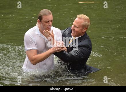 Wolvercote, Oxfordshire, UK. 14Th Aug 2016. Le pasteur Derrick Morlan, de l'Oxford Chapelle baptiste, baptise 3 membres de sa congrégation dans la Tamise, dimanche après-midi. De gauche à droite, George Brookes et Pasteur Derrick Morlan. Credit : Sidney Bruere/Alamy Live News Banque D'Images