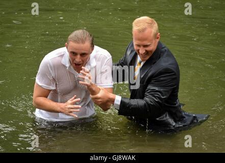 Wolvercote, Oxfordshire, UK. 14Th Aug 2016. Le pasteur Derrick Morlan, de l'Oxford Chapelle baptiste, baptise 3 membres de sa congrégation dans la Tamise, dimanche après-midi. De gauche à droite, George Brookes et Pasteur Derrick Morlan. Credit : Sidney Bruere/Alamy Live News Banque D'Images