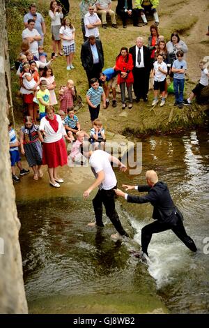 Wolvercote, Oxfordshire, UK. 14Th Aug 2016. Le pasteur Derrick Morlan, de l'Oxford Chapelle baptiste, baptise 3 membres de sa congrégation dans la Tamise, dimanche après-midi. De gauche à droite, George Brookes et Pasteur Derrick Morlan. Credit : Sidney Bruere/Alamy Live News Banque D'Images