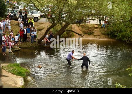 Wolvercote, Oxfordshire, UK. 14Th Aug 2016. Le pasteur Derrick Morlan, de l'Oxford Chapelle baptiste, baptise 3 membres de sa congrégation dans la Tamise, dimanche après-midi. Credit : Sidney Bruere/Alamy Live News Banque D'Images