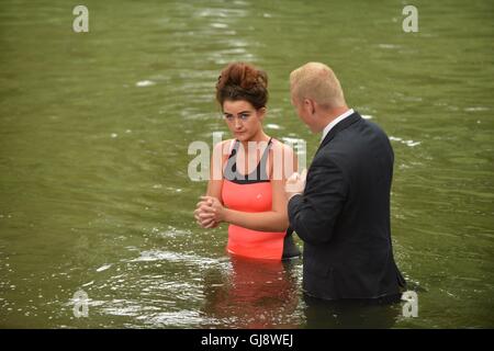 Wolvercote, Oxfordshire, UK. 14Th Aug 2016. Le pasteur Derrick Morlan, de l'Oxford Chapelle baptiste, baptise 3 membres de sa congrégation dans la Tamise, dimanche après-midi. Credit : Sidney Bruere/Alamy Live News Banque D'Images