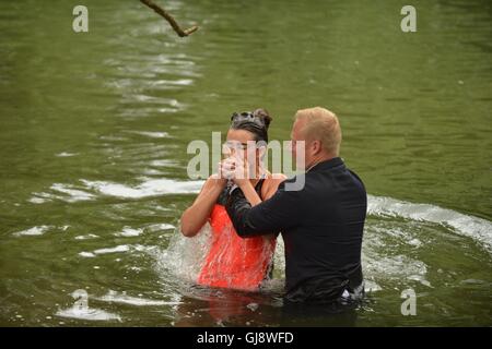 Wolvercote, Oxfordshire, UK. 14Th Aug 2016. Le pasteur Derrick Morlan, de l'Oxford Chapelle baptiste, baptise 3 membres de sa congrégation dans la Tamise, dimanche après-midi. Credit : Sidney Bruere/Alamy Live News Banque D'Images