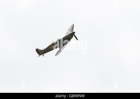 Bristol, Royaume-Uni. 14Th Aug 2016. Le survol des Spitfire au Bristol International Balloon Fiesta Crédit : Keith Larby/Alamy Live News Banque D'Images