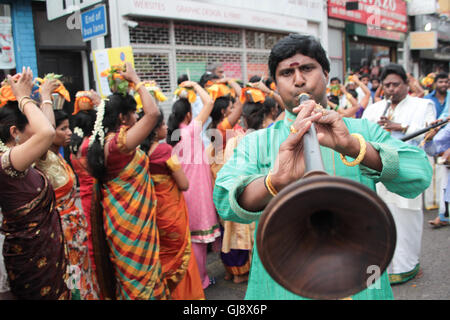 Ealing, London, UK. 14Th Aug 2016. Un musicien d'effectuer au cours d'un défilé de char qui est le point culminant de l'Kanagathurkkai Shri annuel Amman Temple (SKAT) festival de Thaipusam à West Ealing. Le festival attire des milliers de dévots hindous à West Ealing de partout dans le monde. Credit : Roger Garfield/Alamy Live News Banque D'Images