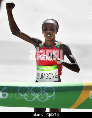 Rio de Janeiro, Brésil. 14Th Aug 2016. Sumgong Jelagat Jemima du Kenya remporte le marathon de la femme l'athlétique, d'athlétisme, au cours de l'organisation des Jeux Olympiques de 2016 à Rio Sambódromo à Rio de Janeiro, Brésil, 14 août 2016. Photo : Sebastian Kahnert/dpa/Alamy Live News Banque D'Images