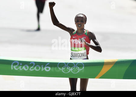 Rio de Janeiro, Brésil. 14Th Aug 2016. Sumgong Jelagat Jemima du Kenya remporte le marathon de la femme l'athlétique, d'athlétisme, au cours de l'organisation des Jeux Olympiques de 2016 à Rio Sambódromo à Rio de Janeiro, Brésil, 14 août 2016. Photo : Sebastian Kahnert/dpa/Alamy Live News Banque D'Images