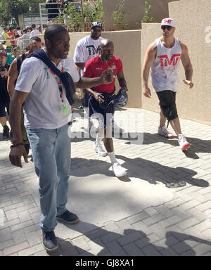 Boxeur Floyd Mayweather Jr (M) des États-Unis est accompagné par des gardes du corps sur une route de Corcovado à Rio de Janeiro, Brésil, 13 août 2016. Photo : Christian Hollmann /AFP Banque D'Images