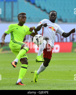 Leipzig, Allemagne. 14Th Aug 2016. Naby Leipzig Keïta (r.) et Sevillas Charly Musonda Jr rivalisent pour la balle dans le test match entre RB Leipzig vs Real Betis Séville dans la Red Bull Arena, à Leipzig, Allemagne, 14 août 2016. Photo : HENDRIK SCHMIDT/DPA/Alamy Live News Banque D'Images