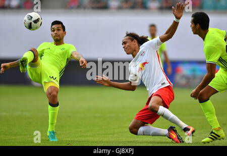 Leipzig, Allemagne. 14Th Aug 2016. Yussuf Leipzig Poulsen (M.) et Sevillas Felipe Gutiérrez (l.) vie de la balle, droit est Sevillas Aissa Mandi au cours de la test match entre RB Leipzig vs Real Betis Séville dans la Red Bull Arena, à Leipzig, Allemagne, 14 août 2016. Photo : HENDRIK SCHMIDT/DPA/Alamy Live News Banque D'Images