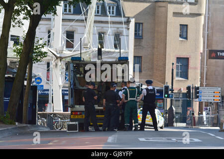 Bristol, Royaume-Uni. 14Th Aug 2016. Les principaux incidents de la police dans la ville de Bristol est arrêté et de trafic détourné .Robert Timoney/AlamyLiveNews Banque D'Images