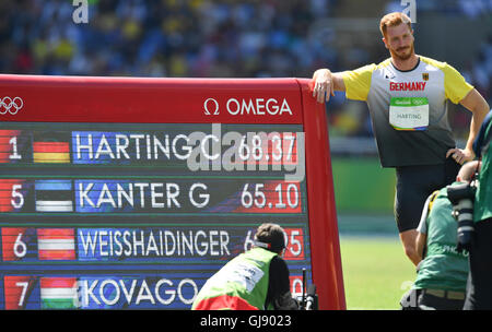 RIO DE JANEIRO, Brésil - 13 août : Christoph Harting de l'Allemagne après avoir remporté la médaille d'or dans la mens discus pendant la session du matin le jour 8 de l'athlétisme aux Jeux Olympiques de Rio 2016 au Stade olympique le 13 août 2016 à Rio de Janeiro, Brésil. (Photo de Roger Sedres/Gallo Images) Credit : Roger Sedres/Alamy Live News Banque D'Images