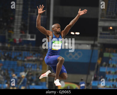 RIO DE JANEIRO, Brésil - 13 août : Jeff Henderson de l'USA remporte le titre au saut en longueur hommes dans sa dernière tentative de sauter 8,38m au cours de la session du soir le jour 8 de l'athlétisme aux Jeux Olympiques de Rio 2016 au Stade olympique le 13 août 2016 à Rio de Janeiro, Brésil. (Photo de Roger Sedres/Gallo Images) Credit : Roger Sedres/Alamy Live News Banque D'Images