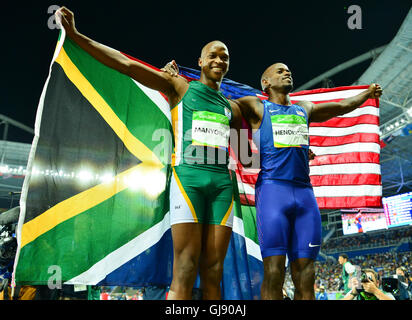 RIO DE JANEIRO, Brésil - 13 août : Luvo Manyonga d'Afrique du Sud et Jeff Henderson de l'USA tenir leurs drapeaux nationaux élevés après boire la médaille d'argent et médaille d'or, respectivement, dans la mens saut en longueur durant la session finale du soir le jour 8 de l'athlétisme aux Jeux Olympiques de Rio 2016 au Stade olympique le 13 août 2016 à Rio de Janeiro, Brésil. (Photo de Roger Sedres/Gallo Images) Credit : Roger Sedres/Alamy Live News Banque D'Images