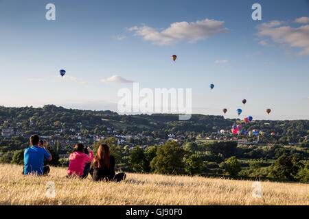 Bristol, Royaume-Uni. 14Th Aug 2016. Le dernier jour de la fête La fête des Ballons voit l'ascension de masse d'un grand nombre de ballons colorés de l'Ashton Court Estate à Bristol. Les conditions météorologiques étaient parfaites comme le soleil sur la campagne avec poutres apparentes. Les vents légers ont pris le ballon à la dérive d'ouest du sud de la ville. Credit : Wayne Farrell/Alamy Live News Banque D'Images