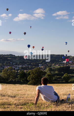 Bristol, Royaume-Uni. 14Th Aug 2016. Le dernier jour de la fête La fête des Ballons voit l'ascension de masse d'un grand nombre de ballons colorés de l'Ashton Court Estate à Bristol. Les conditions météorologiques étaient parfaites comme le soleil sur la campagne avec poutres apparentes. Les vents légers ont pris le ballon à la dérive d'ouest du sud de la ville. Credit : Wayne Farrell/Alamy Live News Banque D'Images