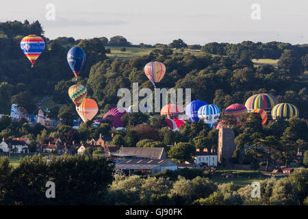 Bristol, Royaume-Uni. 14Th Aug 2016. Le dernier jour de la fête La fête des Ballons voit l'ascension de masse d'un grand nombre de ballons colorés de l'Ashton Court Estate à Bristol. Les conditions météorologiques étaient parfaites comme le soleil sur la campagne avec poutres apparentes. Les vents légers ont pris le ballon à la dérive d'ouest du sud de la ville. Credit : Wayne Farrell/Alamy Live News Banque D'Images